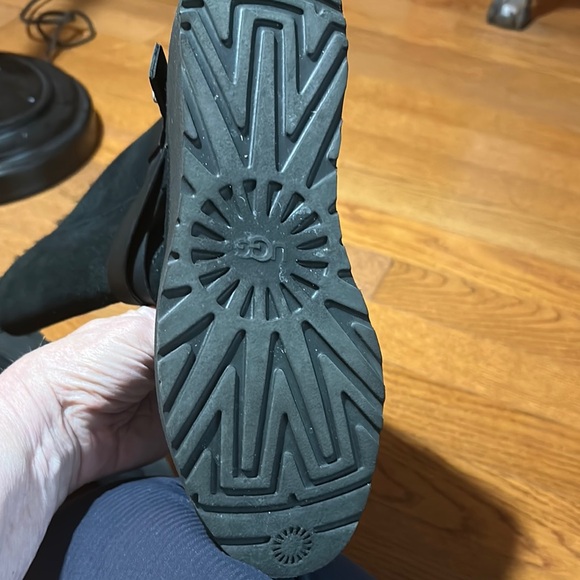 UGG Black Winter Boots with Fur Lining and Side Zipper - Picture 4 of 6